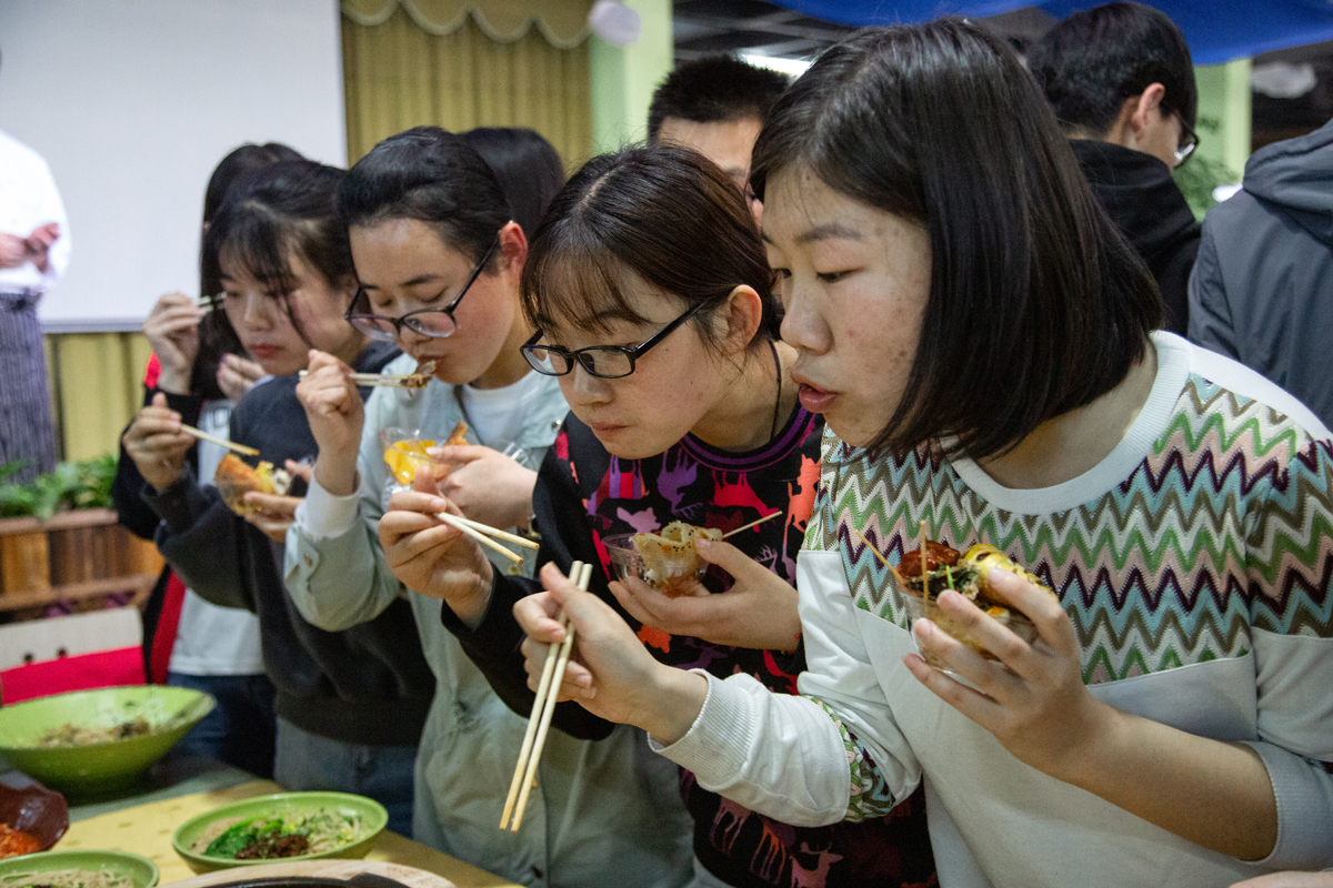 为了庆祝五一国际劳动节的到来,弘扬泰山挑山工精神,展示劳动者的